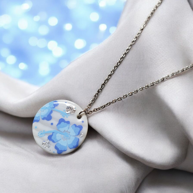 Collier dessiné Flora acier inoxydable bleu saphir clair nacre