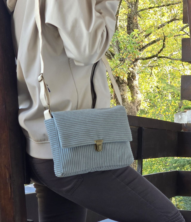 Sac cartable à bandoulière en velours côtelé large . Petit sac à main, fermeture bouton poussoir cartable et poche plaquée zippée