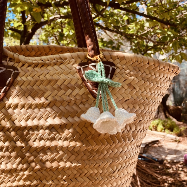 Bijou de sac muguet en crochet 