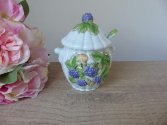 Pot à Confiture Vintage en Céramique – Motifs de Mûres Violettes Peintes avec Couvercle et Cuillère, Fait au Sri Lanka, Décoration Cuisine