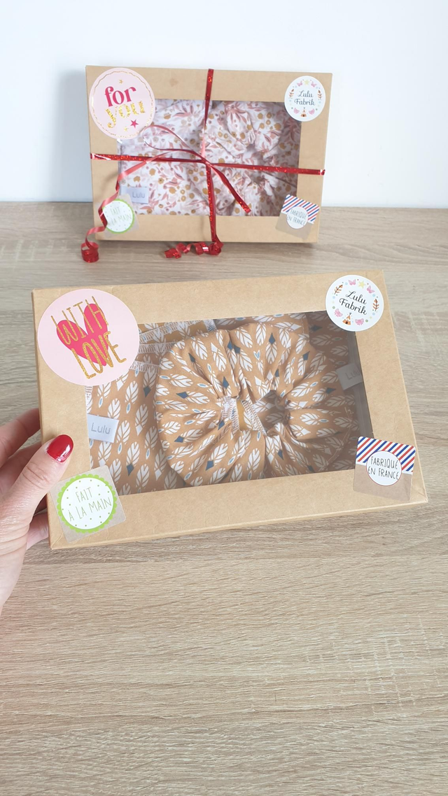 Coffret boîte rectangle 4 cotons + 1 serviette visage + 1 chouchou + 1 pochette imperméable jaune