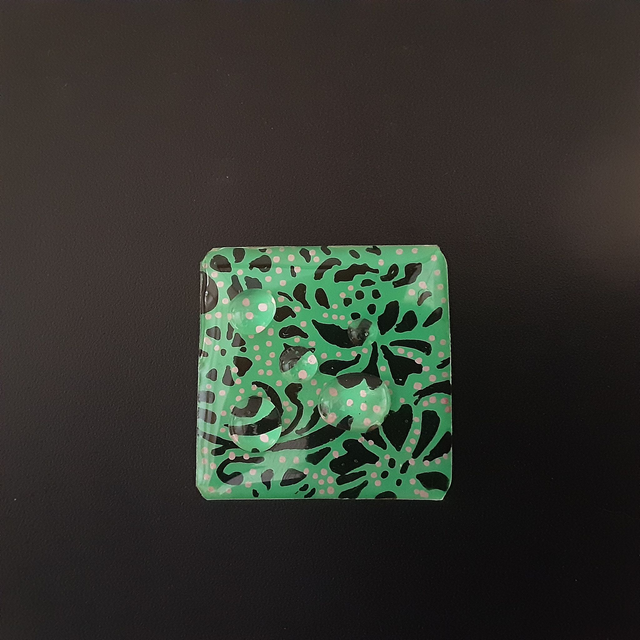 Broche petit carré collection floral fond vert pâle avec décor fleuri noir et gouttes de rosée