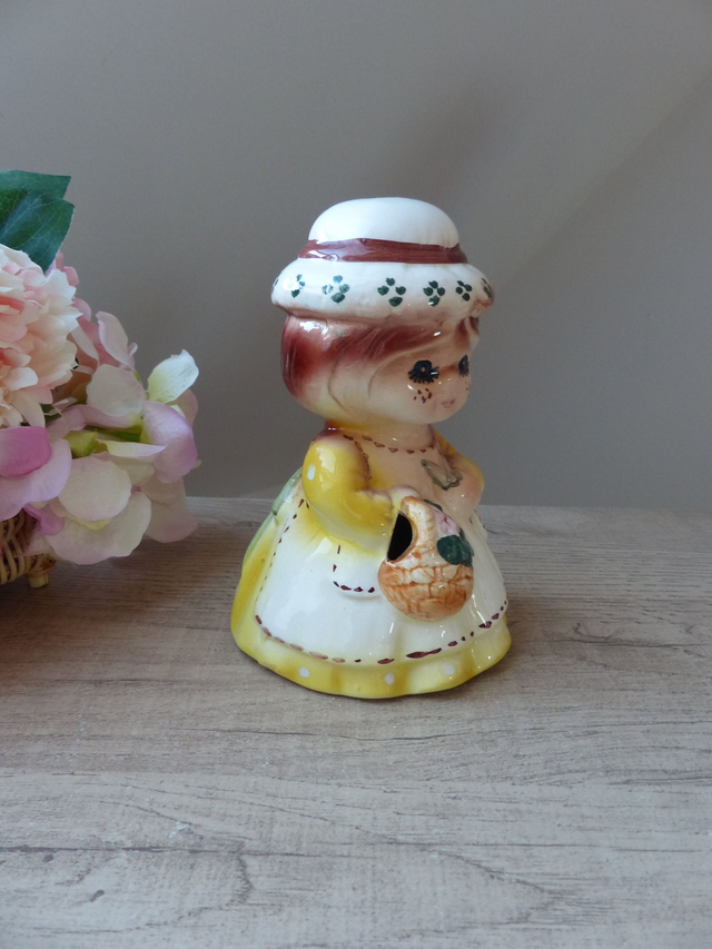 Dévidoir à ficelle vintage en céramique – Grand-mère au chapeau – Déco originale pour cuisine ou bureau – support pour ficelle et ciseaux