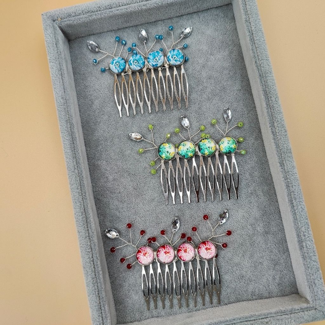 Peigne de cheveux argenté pour mariage avec cabochons bleus rouge ou vert et perles scintillantes