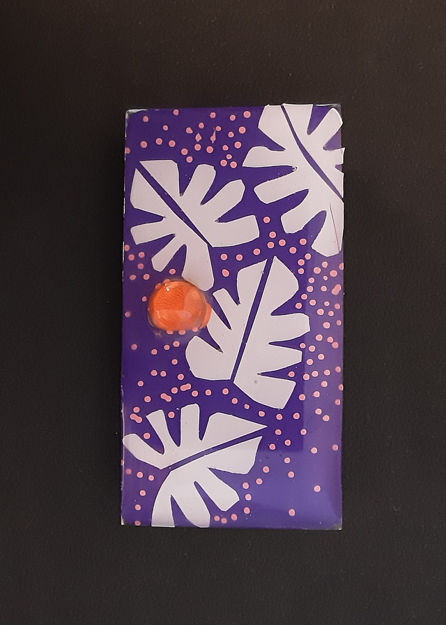 Broche rectangle moyen collection Floral fond violet feuillage blanc et cabochon framboise translucide