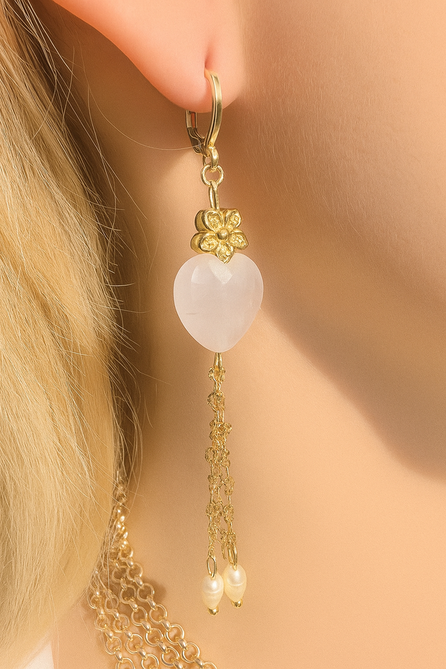 Orecchino in argento placcato oro, catena in argento placcato oro 24k cuore di quarzo rosa, e perle chicco di riso.