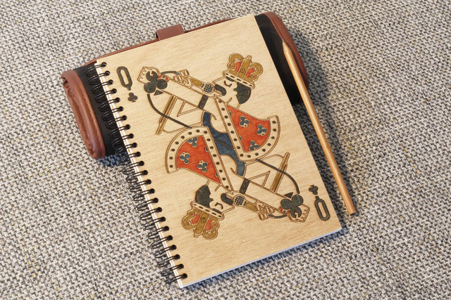 CARNET EN BOIS - QUEEN #1