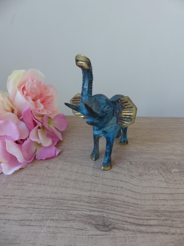 Sculpture Élégante d’Éléphant en Laiton Patiné Bleu avec Trompe Relevée – Figurine Vintage Symbole de Chance et de Force – Décoration Bureau