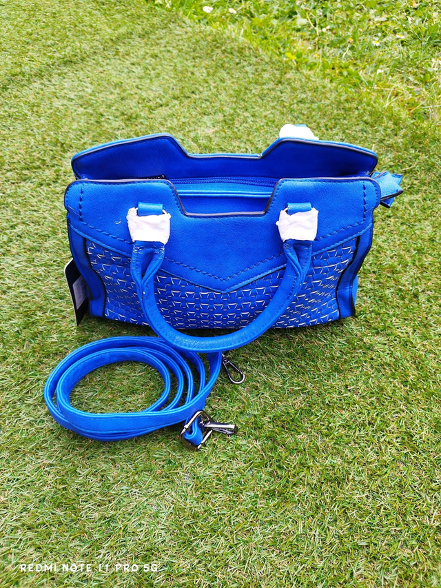 Sac à Main Bleu Élégant avec Bandoulière – Motifs Tressés et Doublure Fleurie