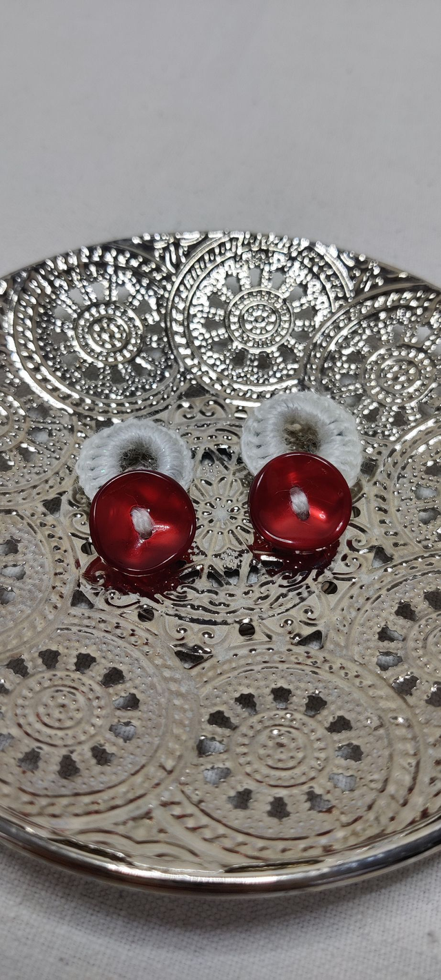 Boutons élastiques coquilles rouges