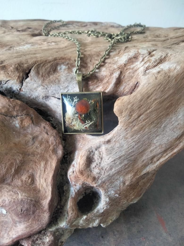 Pendentif carré couleur bronze avec insertion d'un décor forêt avec de la résine époxy 