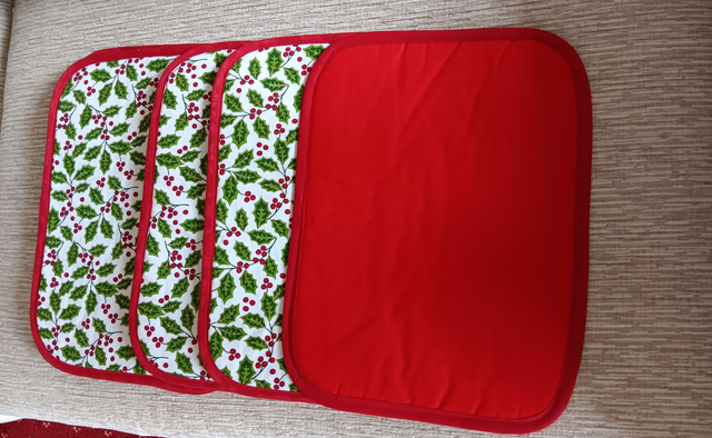 Set of 6 reversible table place mats holly &amp; berries cotton fabric with plain red reverse 