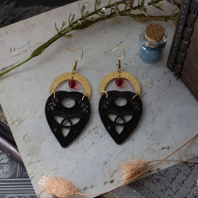 "oui-yeah" boucle d'oreille ouija en plastique et laiton 