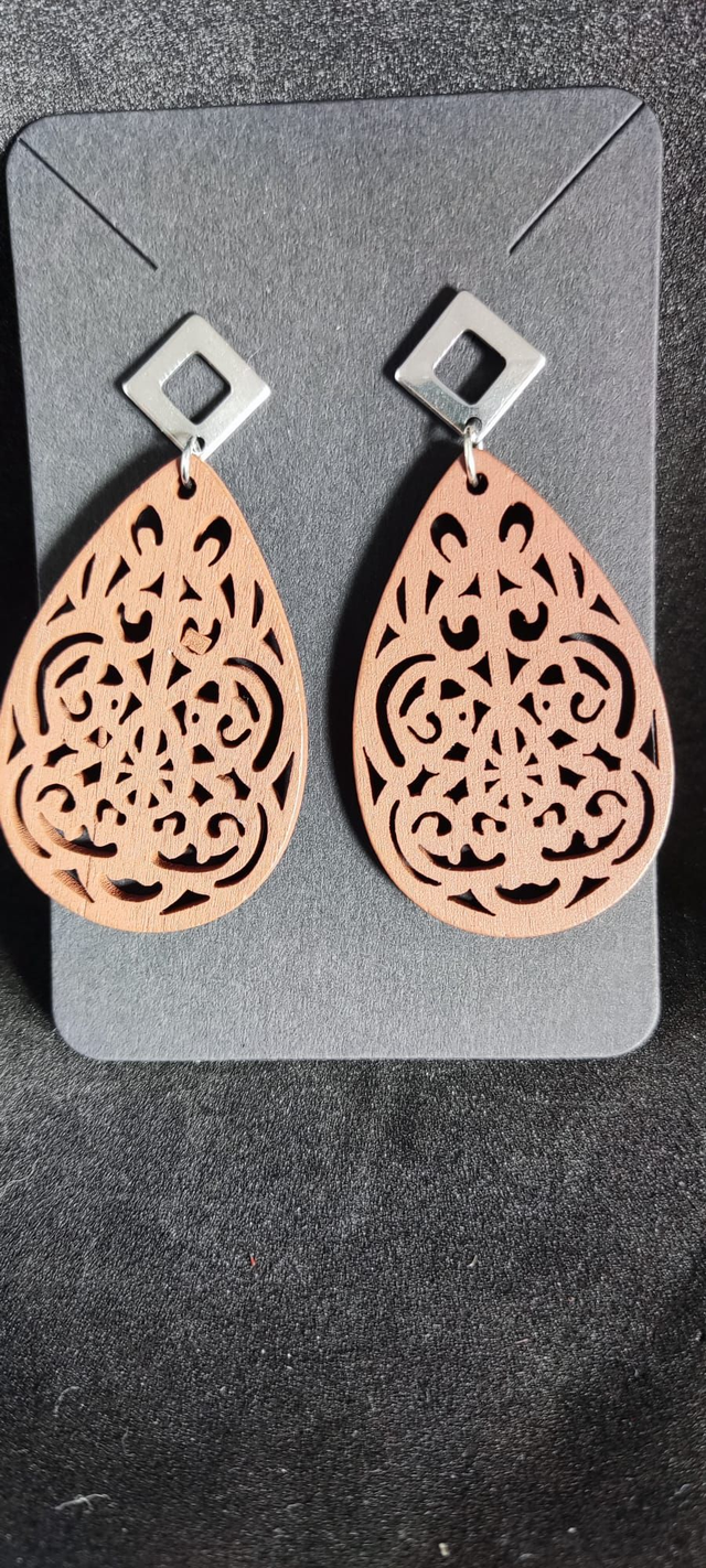 Boucles d’oreilles en bois – Motif ajouré