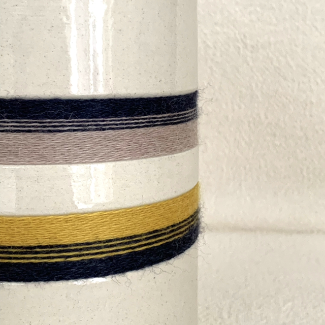 Vase en grès lisse tissé laine