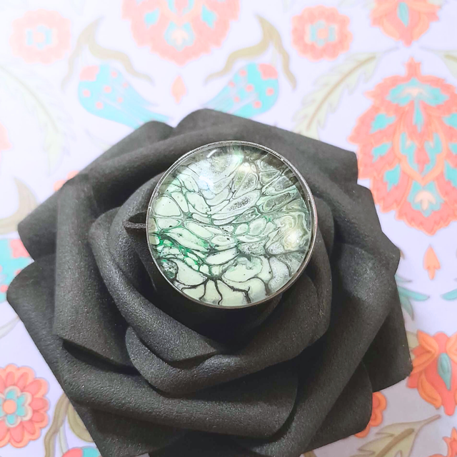 SIXTINE – Broche – Métal argenté – Noir, vert et blanc