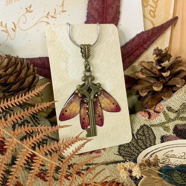 Collier Fairy Books - prune