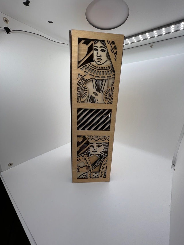 Boîte en bois jeux de carte pour bouteille de vin rouge.