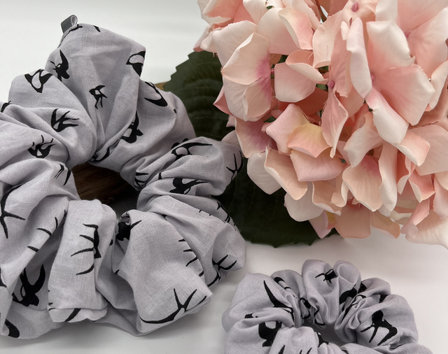 Grau Schwarzer Scrunchie Haargummi mit Schwalben