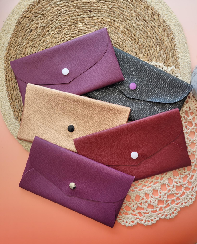 Pochettes simili cuir chequié 