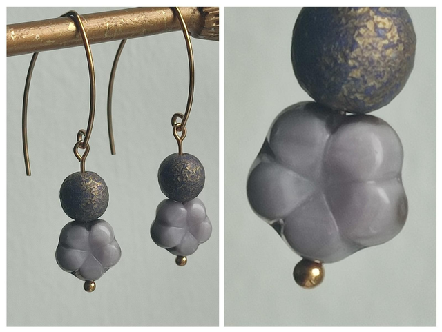 Boucles d&#039;oreilles fleurs et perles en verre violine et or, acier inoxydable doré -sans nickel, pièce unique 