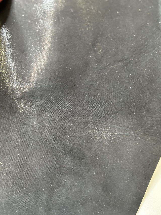 Chute de cuir noir pailleté