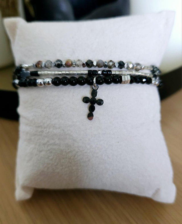 Bracelet triple rangs pendentif croix 