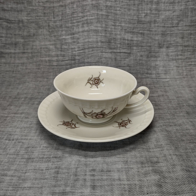 Mosa | Kop en Schotel (kop diameter 10 | hoogte 5 | schotel diameter 14,5 | hoogte 2 cm) roomwit met fraai bloemmotief | Vintage