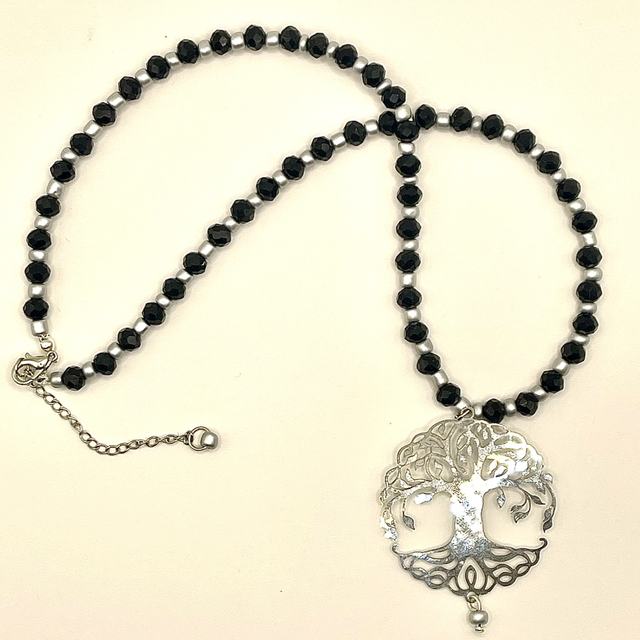 C61 - Collier perles en verre pendentif arbre de vie