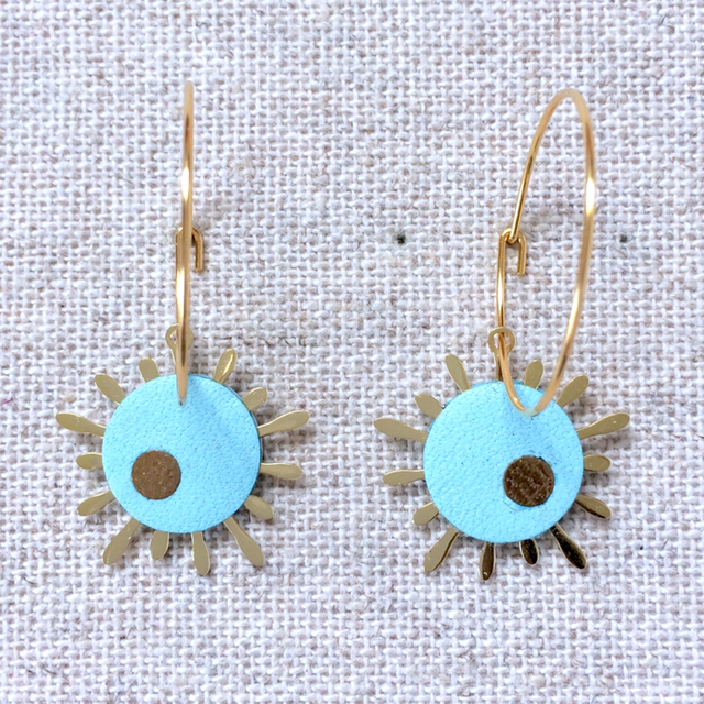 Boucles d’oreilles « Unisson » dorées, cuir bleu pastel