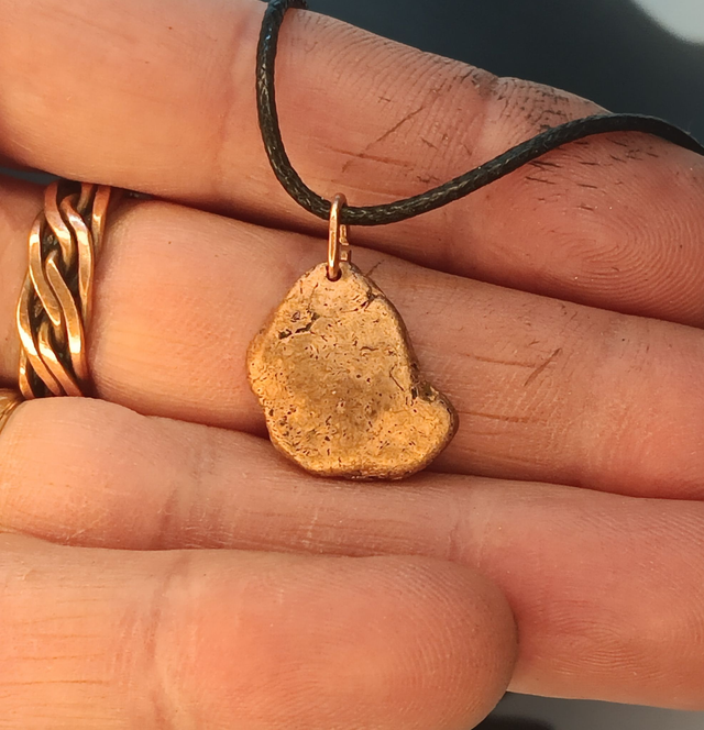 collier d&#039;un nuggets de cuivre natif