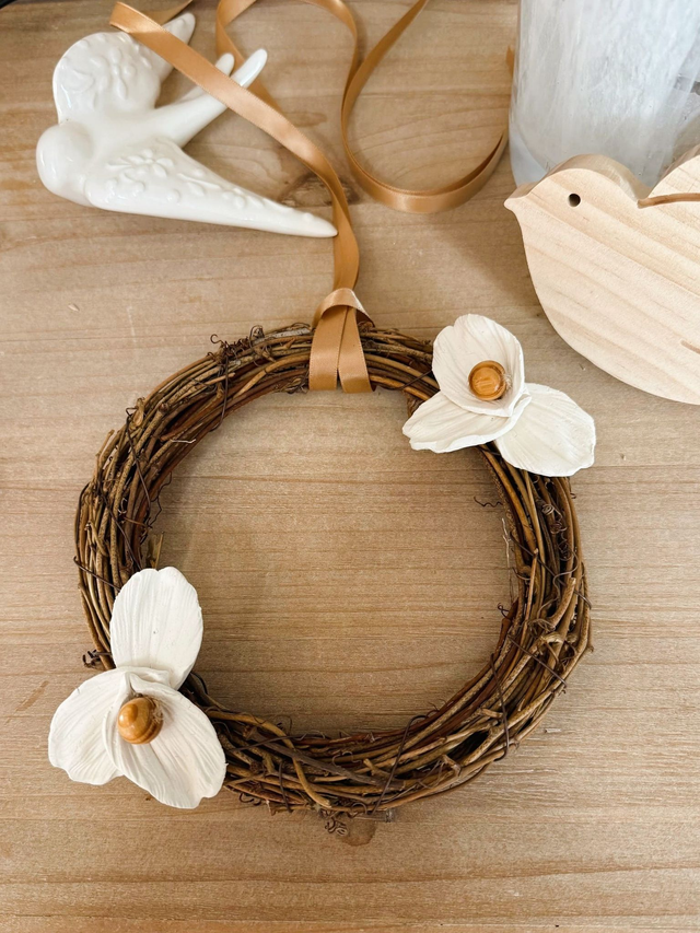 Couronne décorative murale en sarments &amp; pétales de fleurs en argile