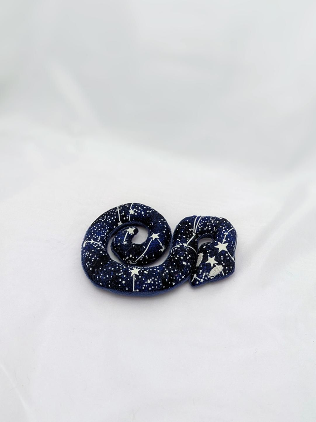 Serpent peluche bleu étoilé 