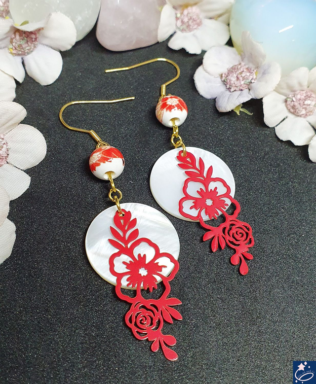 Boucles d&#039;oreilles roses rouges, nacre naturelle et perles porcelaines 