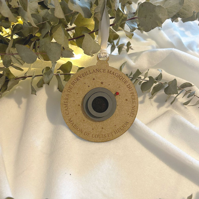 Boule de Noël magique en bois – Caméra de surveillance du Père Noël