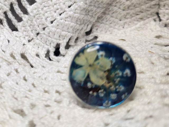 Bague fleurs blanches fond bleu