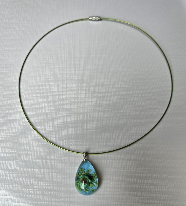Necklace green memory wire cord choker flowers in teardrop resin