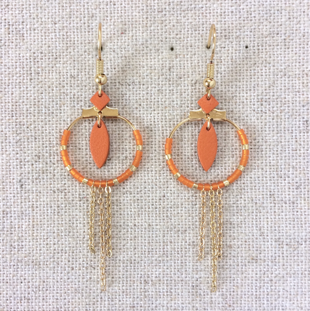 Boucles d’oreilles « Stretto » dorées, cuir orange