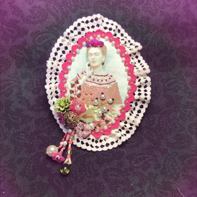 Broche Frida Kahlo ivoire/rose/vert