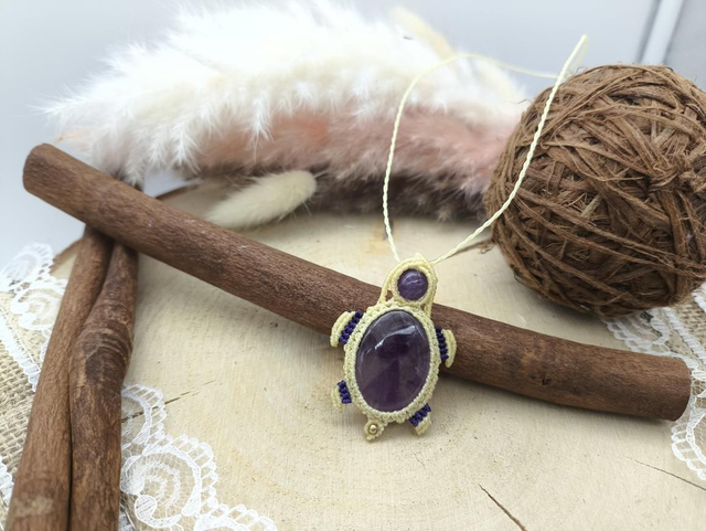 Collier pendentif tortue jaune améthyste trapiche 