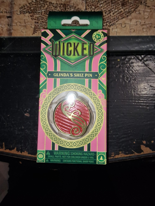 Broche méchante Glinda's Shiz rouge 7 Cm Noble Collection