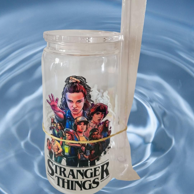 Gourde avec paille en plastique stranger strings 