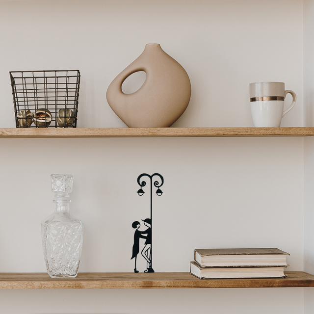 Adossé au lampadaire