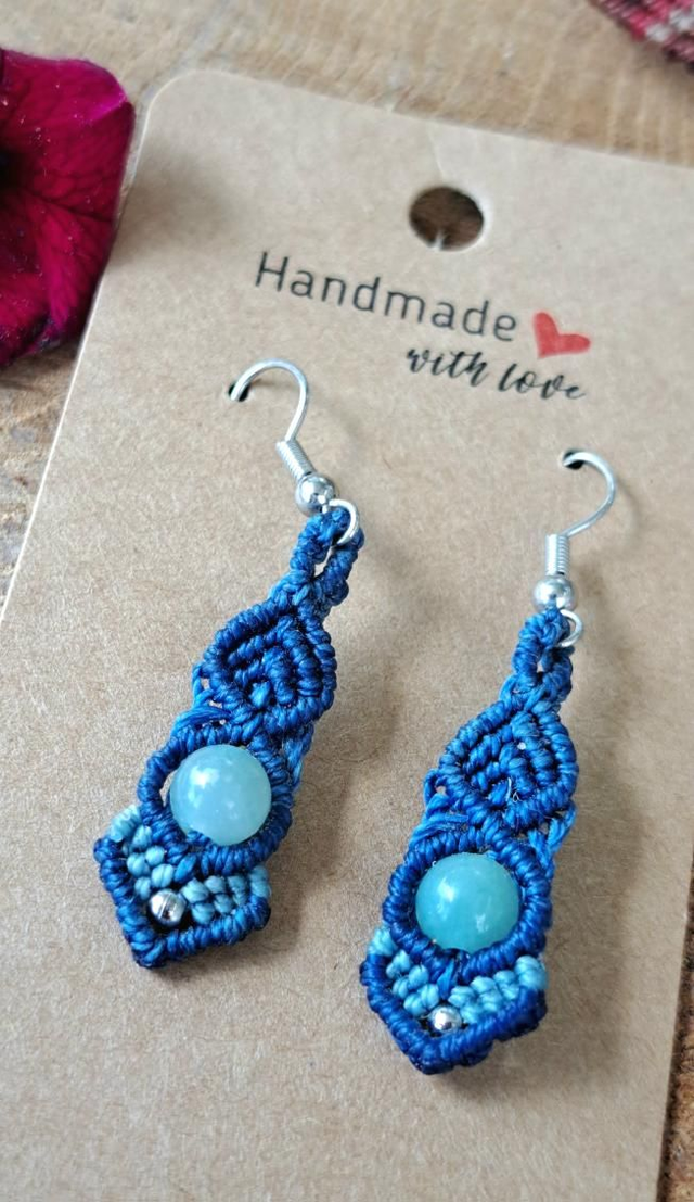 Boucles d'oreilles micro-macramé perles bleues