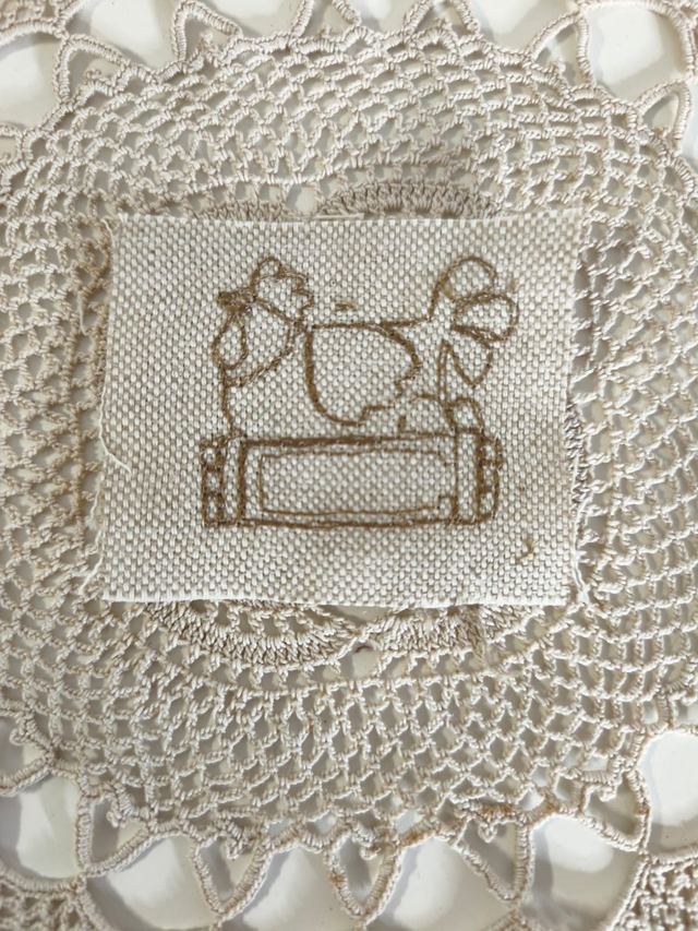 Etiqueta bordada galinha