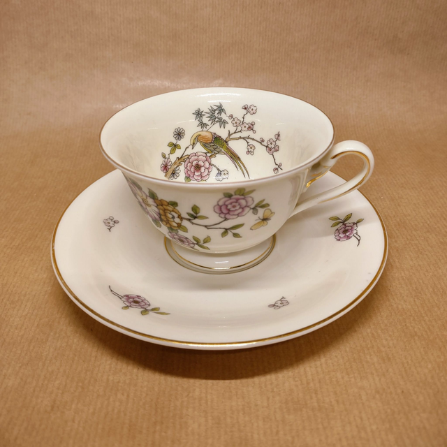 Rozenthal Ivory | Kop en Schotel (hoogte 7 | diameter kop 10 | schotel 15 cm) goudgerand met &#039;Bloemen en Vogel&#039; motief | Vintage