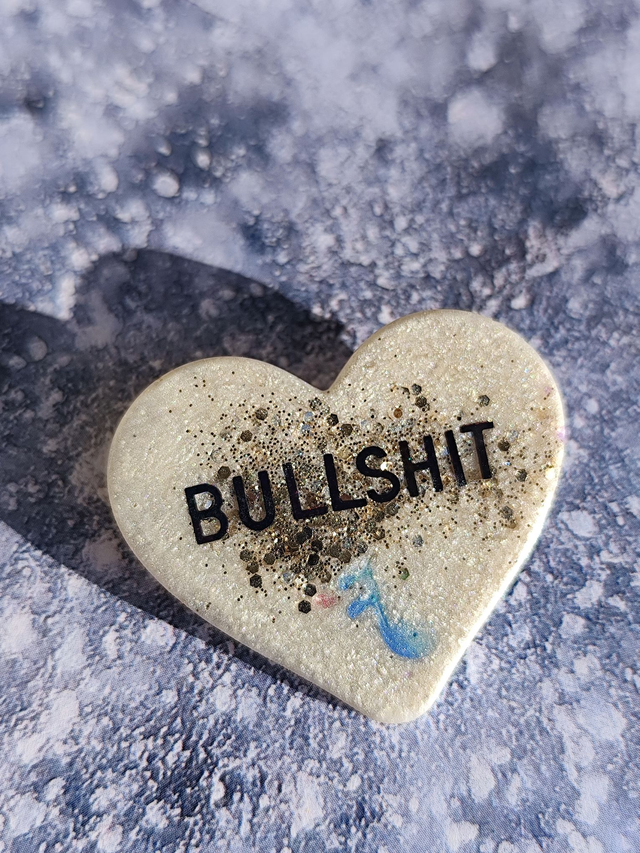 Broche cœur à paillettes - message : BULLSHIT