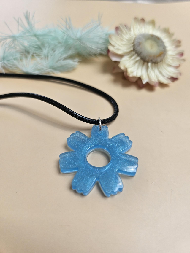 Pendentif en résine - Fleur bleue 2