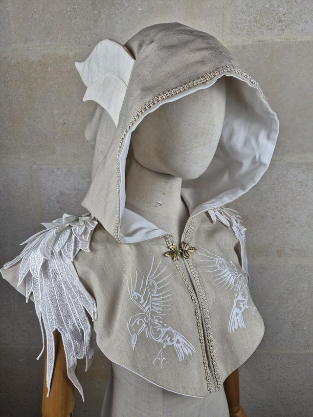 Capuchon brodé "Corbeau blanc"