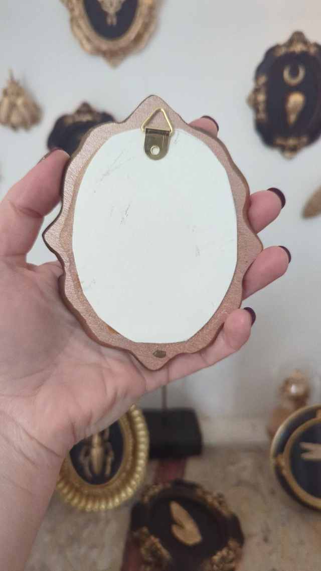 Cadre baroque doré vieilli cœur visage